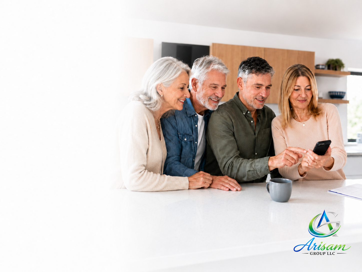 Grupo de adultos usando un teléfono juntos en una cocina luminosa, con el logo de Arisam Group LLC
